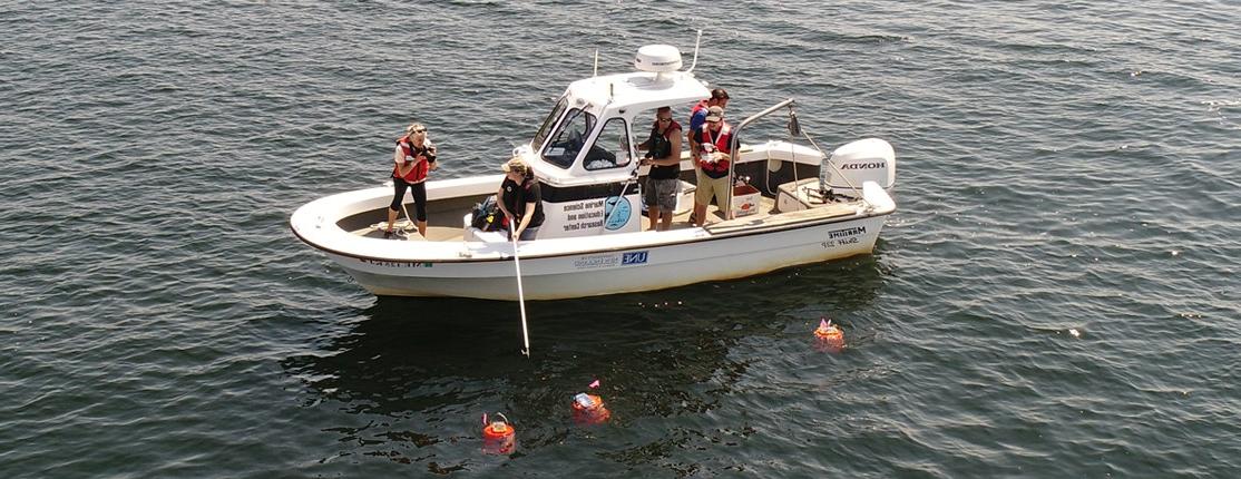 学生 on a U N E research boat